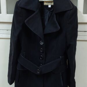 يلبس ل ٧٠ك جاكت أسود جوخ لحد الركبة ومتبطن من جوه